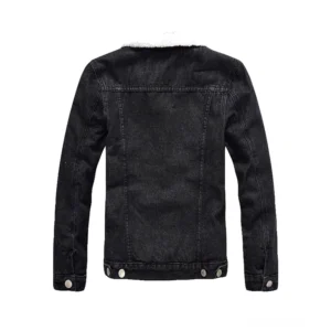 Schwarze gotische Denim-Jacke Rückansicht mit Rückenyoke-Design und verstellbaren Druckknopfverschlüssen am Saum, minimalistische Goth-Stil Winter Statement