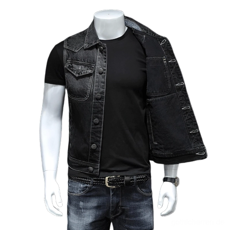 Herren-Denim-Weste in Schwarz offen über schwarzem T-Shirt getragen, zeigt inneres Baumwollfutter und strukturierte Passform der gotischen Weste
