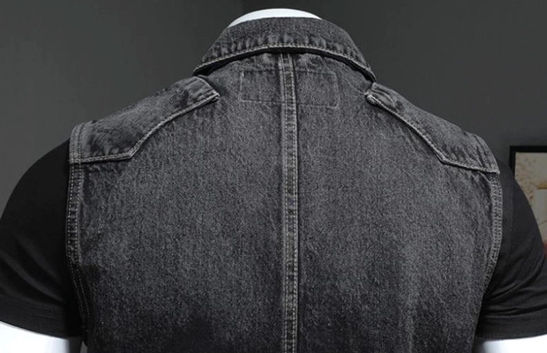 Rückseiten-Detailansicht der schwarzen Denim-gotischen Weste zeigt vollständiges Sattel-Panel und professionelle Naht-Konstruktion