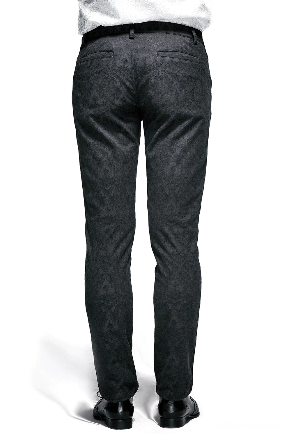 Rückansicht schwarze gotische Röhrenhose auf männlichem Model, zeigt Rückentaschen, Gürtelschlaufen und Jacquard-Stoffstruktur, Alternative Mode Herrenhohe Detail