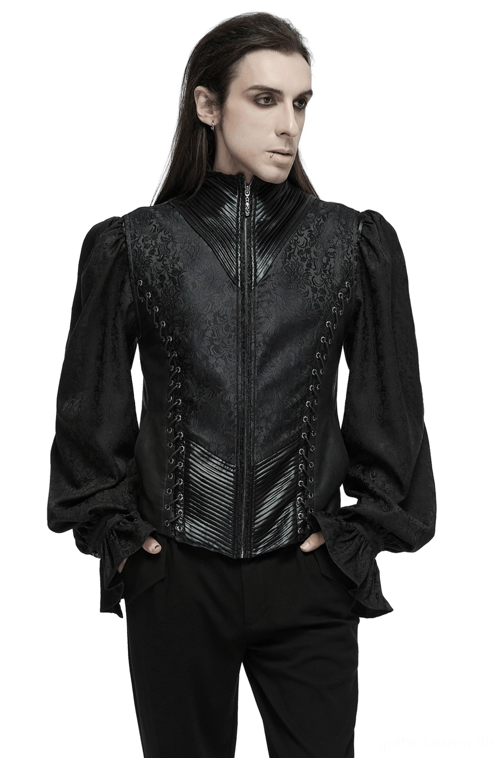 Schwarze gotische Jacquard-Weste mit ornamentaler Seitenschnürung – Vorderansicht auf Modell mit Stand-Kragen und metallischen Ösen