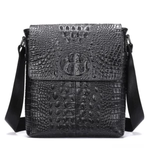 Schwarze gotische Schultertasche aus Krokoleder mit Klappendesign und geprägtem Logo, Vorderansicht mit reiner weißer Studiohintergrund