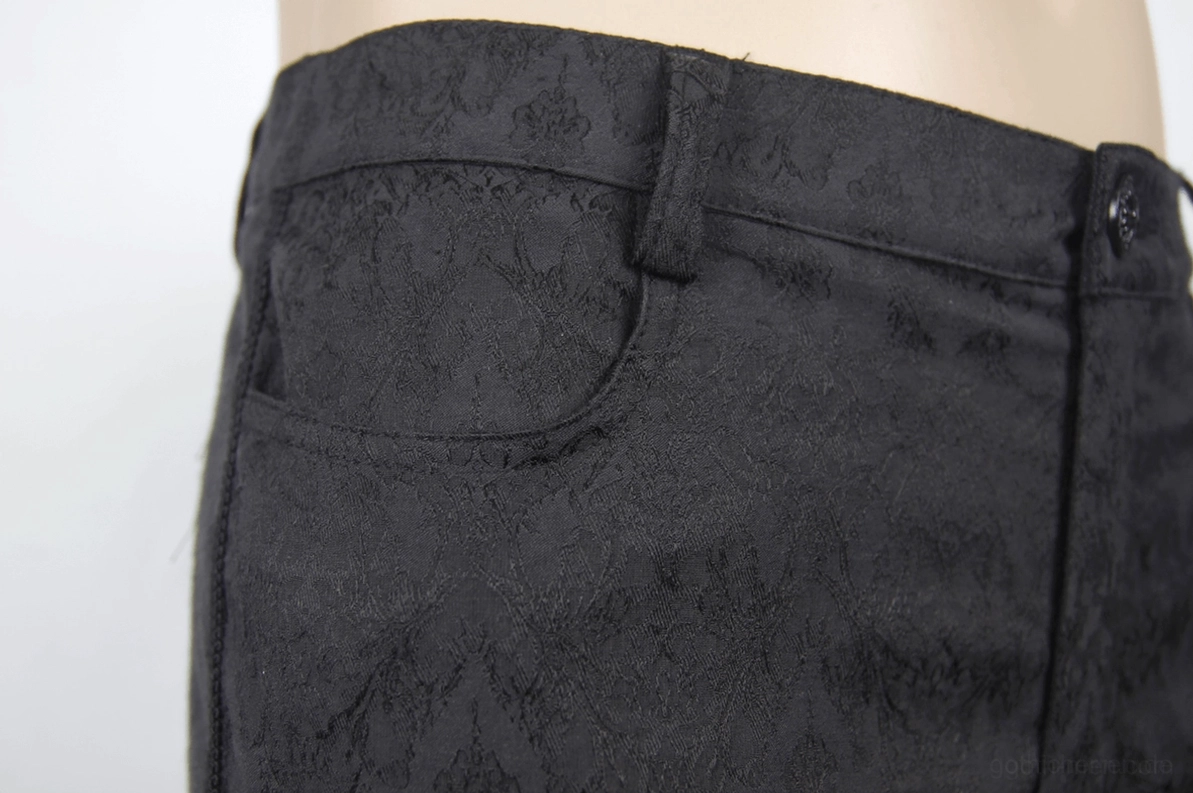 Detail Nahaufnahme Rückentasche schwarze gotische Röhrenhose, zeigt Jacquard-Struktur und Knopf-Tasche Design, handwerkliche Verarbeitung Herrenmode