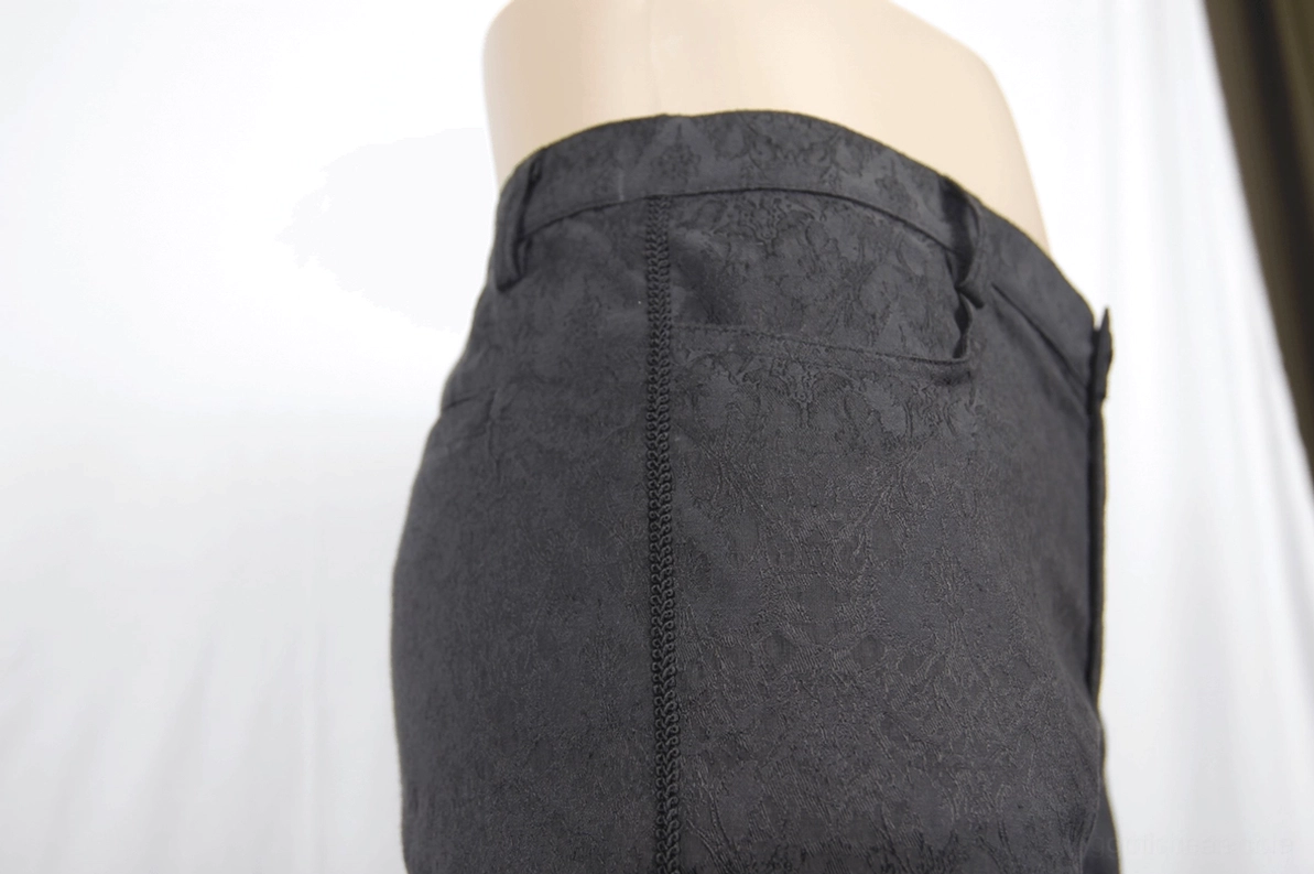 Seitliche Rückseite Nahaufnahme schwarze gotische Röhrenhose, zeigt hochwertige Stichhaltung und Jacquard-Stoffkonstruktion, handwerkliche Verarbeitung Detail