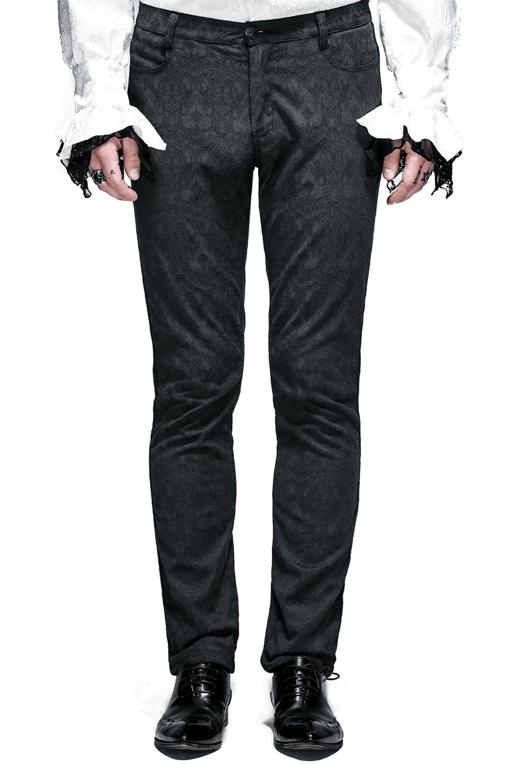 Schwarze gotische Röhrenhose Frontansicht auf männlichem Model, zeigt strukturierte Silhouette mit Reißverschluss-Fly und Jacquard-Webdetail, elegante Herrenhohe Alternative Fashion