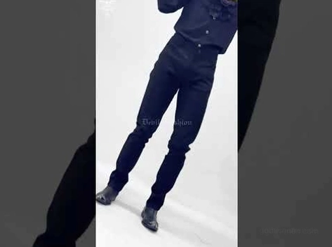 Seitenprofilansicht schwarze gotische Röhrenhose mit formeller Styling, schmale Passform Profil mit Lederschuhen, elegante Herrenhohe Goth Fashion formell