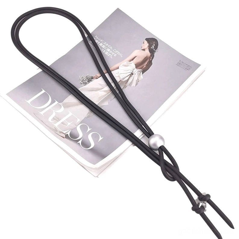 Schwarze Gummi-Gothic-Lariat-Halskette von oben fotografiert – Flachlage mit Perle und verstellbaren Metallknot-Befestigern, vollständige Halsketten-Ansicht