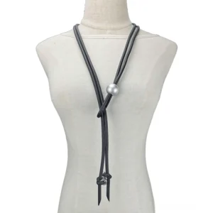 Schwarze Gummi-Lariat-Halskette mit Perle und Schraub-Details auf Schaufensterpuppe, Frontansicht – Gothic-Kette mit verstellbarem Y-förmigem Design und industrieller Perlensphäre