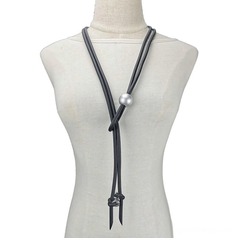 Schwarze Gummi-Lariat-Halskette mit Perle und Schraub-Details auf Schaufensterpuppe, Frontansicht – Gothic-Kette mit verstellbarem Y-förmigem Design und industrieller Perlensphäre