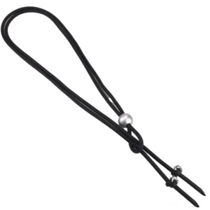 Verstellbare schwarze Gummi-Lariat-Halskette mit silberner Perle und Metallbefestigungen, Seitenflachlage-Perspektive – Gothic-Schmuck mit elastischem Seildesign