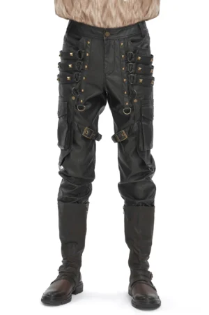 Schwarze Herren-Cargohose mit Pyramidenziernieten in Gothic-Punk-Stil – Vorderansicht ganzer Körper auf männlichem Model, zeigt bronzefarbene Pyramidenziernieten, verstellbare Lederriemen und funktionale Cargotaschen