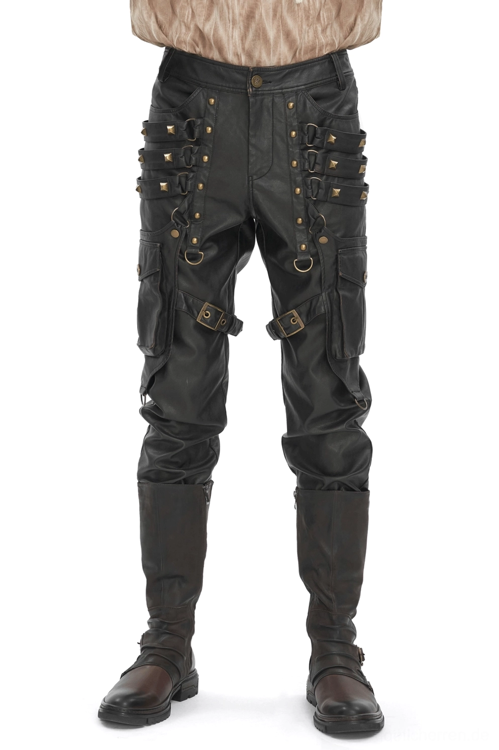 Schwarze Herren-Cargohose mit Pyramidenziernieten in Gothic-Punk-Stil – Vorderansicht ganzer Körper auf männlichem Model, zeigt bronzefarbene Pyramidenziernieten, verstellbare Lederriemen und funktionale Cargotaschen
