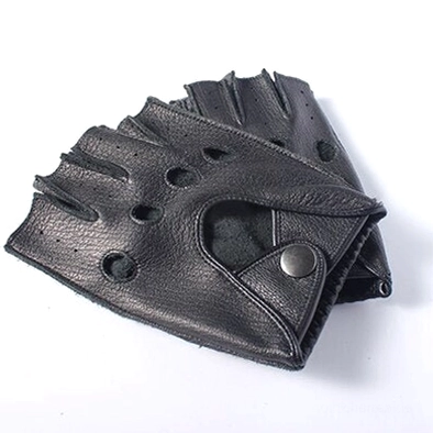 Solide schwarze matte Hirschleder fingerlose Gothic Handschuhe mit Druckknopf-Verschluss, Topdown Flachaufnahme, authentische Lederstruktur