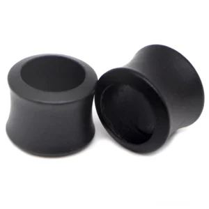 Schwarze Holz-Ohrtunnel mit hohlem Design und Sanduhr-Silhouette, Gothic-Plugs frontale Ansicht mit matter Oberflächenfinish
