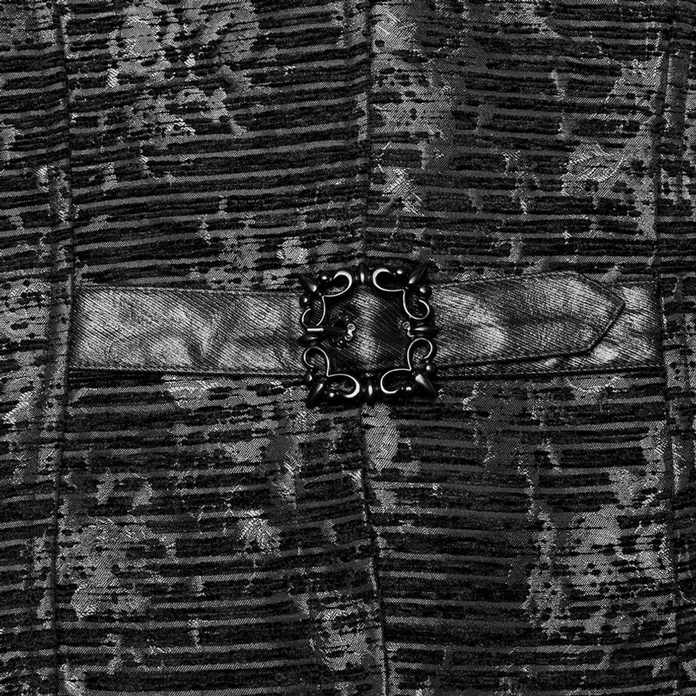 Detailaufnahme des verstellbaren Rückenriemens der schwarzen Gothic Anzugweste mit ornamentaler gotischer Metallschnalle, zeigt handwerkliche Qualität und Funktionalität