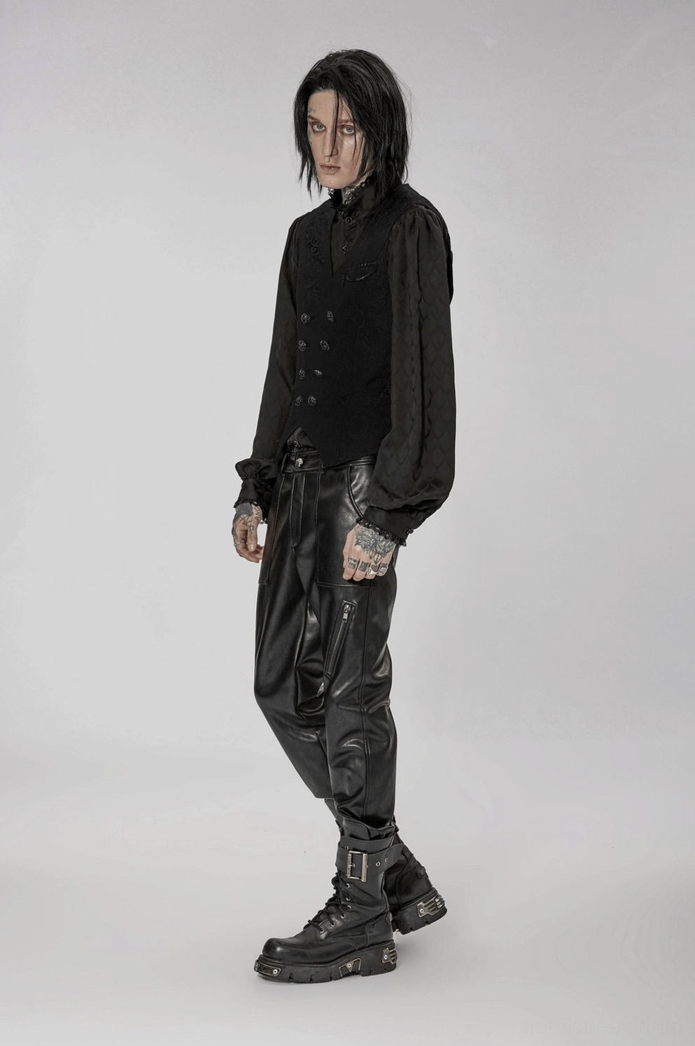Schwarze Jacquard Gothic Weste vollständige Längenansicht von layertem Outfit auf Model vor neutralem Hintergrund, zeigt Styling-Möglichkeiten und Gesamtsilhouette