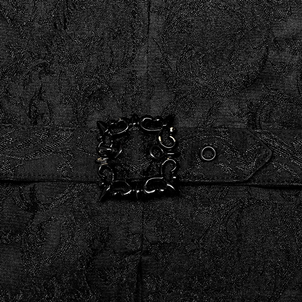 Nahaufnahme Detail des schwarzen Metall-Waist-Buckles und Jacquard-Stofftextur auf schwarzer Gothic Weste, zeigt verstellbare Schnalle und Webtextur