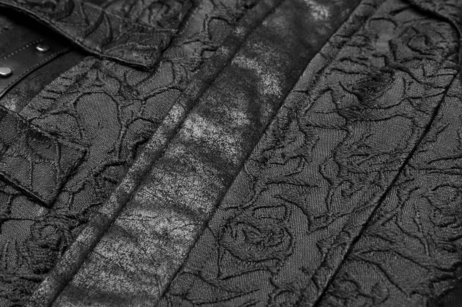 Schwarze Jacquard-Weste mit Schnallen-Details, gestylt mit Alternative-Fashion-Ästhetik und Gothic-Accessoires für authentische Dark-Looks