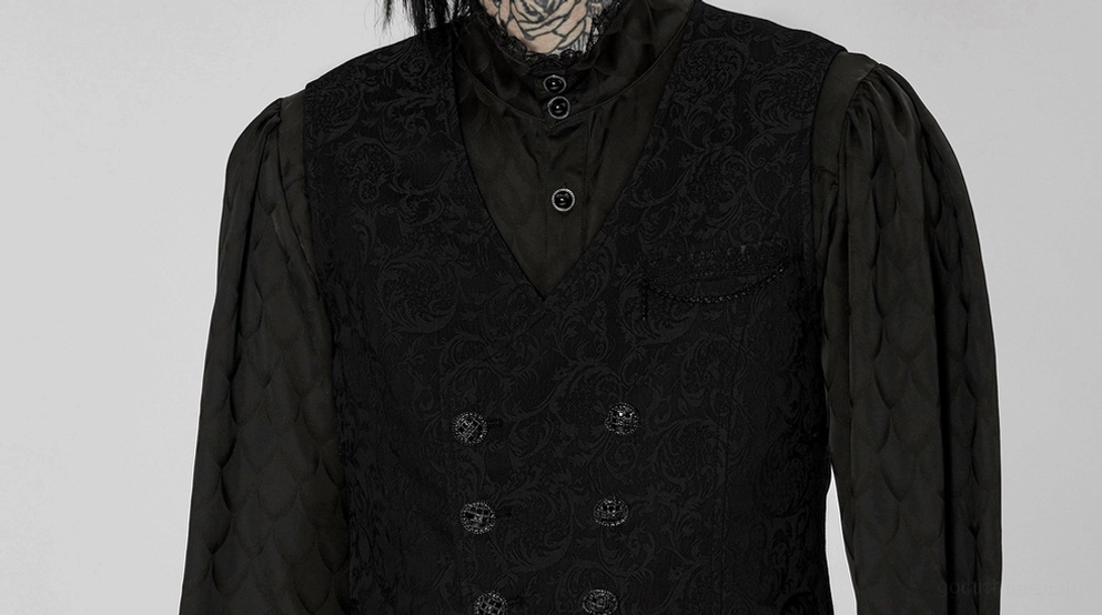 Schwarze Gothic Jacquard Weste gestylt mit viktorianischer Rüschenbluse auf tätowiertem Model, Vorderansicht Nahaufnahme des doppelreihigen Designs