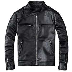 Schwarze Kalbsleder-Motorradjacke Vorderansicht mit gesteppten Schultern, mehreren Reißverschlusstaschen und YKK-Verschlüssen im Studio-Flat-Lay
