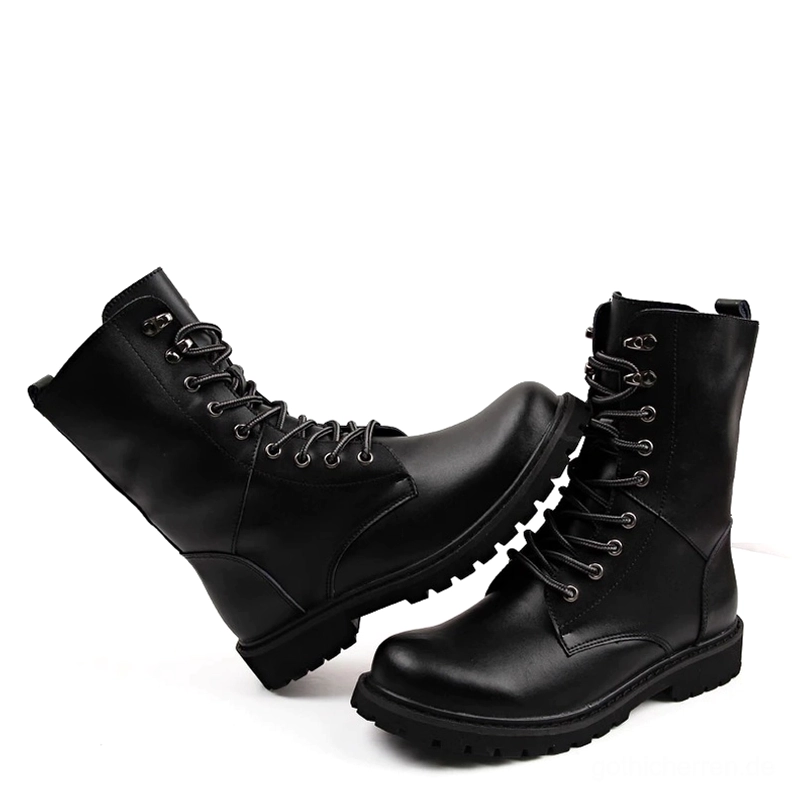 Schwarze hochschaftige Kombatstiefel mit kompletter Schnürung in gekreuzter Position, mattes Lederfinish und aggressive Gummisohle deutlich sichtbar