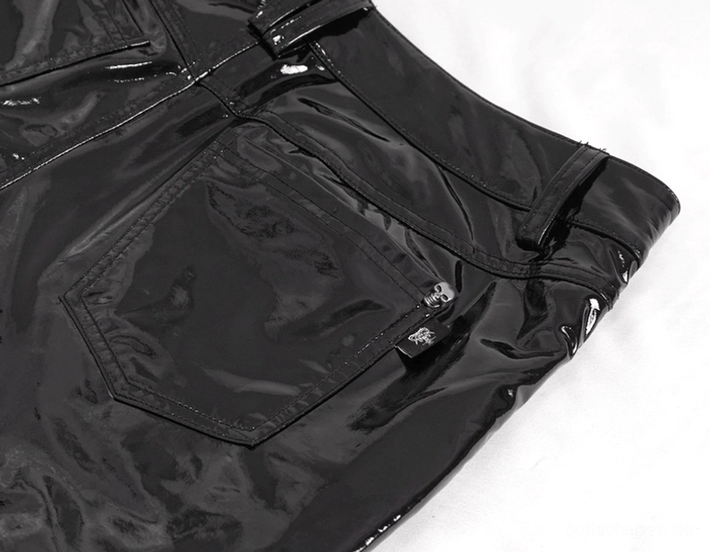 Nahaufnahme schwarze Kunstleder-Lederhose Gesäßtasche mit Jeans-Stil Patchdesign, kleinem Markenmetall-Hardware-Etikett, hochglänzendem Kunstleder-Material und verstärkter professioneller Stichnähte