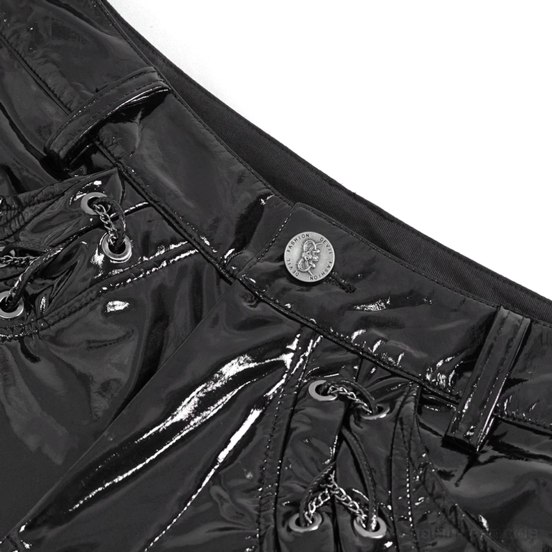 Detailnahaufnahme Taillenbereich schwarzer Kunstleder-Lederhose zeigt Metallknopf-Verschluss, verstärkte Gürtelschlaufen, Metallöse-Kettenschnürung mit schwarzem hochglänzendem Kunstleder-Konstruktionsmaterial und verdecktem Frontend-Panel