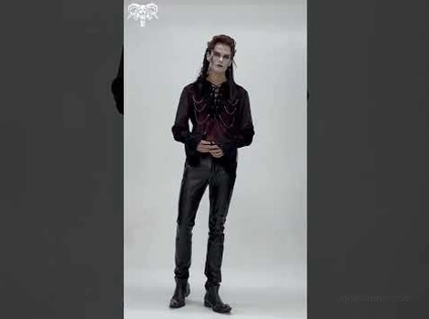 Gothisches männliches Model trägt schwarze Kunstlederhose mit dunklem rotem Hemd in alternativer Mode-Stylingtechnik