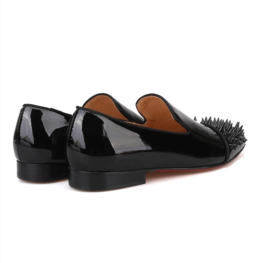 Schwarze Lackleder Spike Loafer Rückansicht zeigt das Slip-On-Fersendesign, die Spike-Zehenkappe und die rote Unterseite der Gummisohle