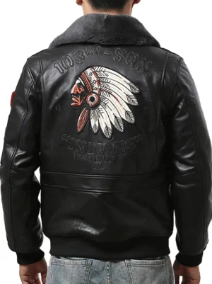 Schwarze Lammleder Bomberjacke Rückansicht mit großem Native American Chief Stickmotiv und vintage Militär-Patches – authentische Kunstfertigkeit