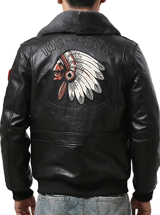 Schwarze Lammleder Bomberjacke Rückansicht mit großem Native American Chief Stickmotiv und vintage Militär-Patches – authentische Kunstfertigkeit