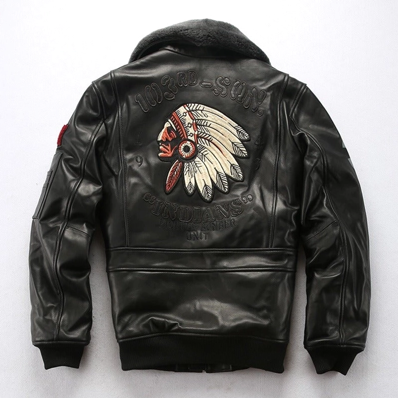 Schwarze echte Lammleder Gothic Bomberjacke getragen Rückansicht mit großem besticktem Chief-Design und authentischer Subkultur Ästhetik