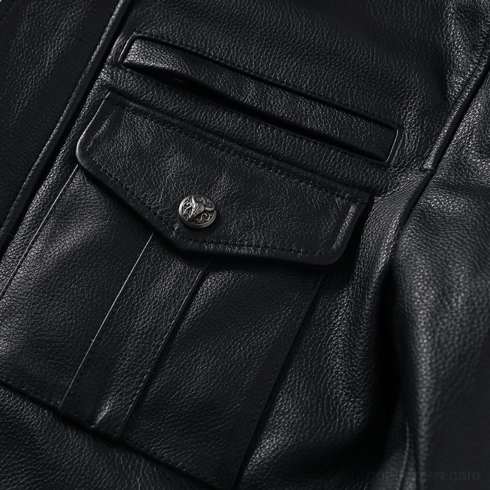Geklappt-Brusttasche mit Metallknopf-Detail an der schwarzen echten Leder-Gothic-Jacke Frontansicht