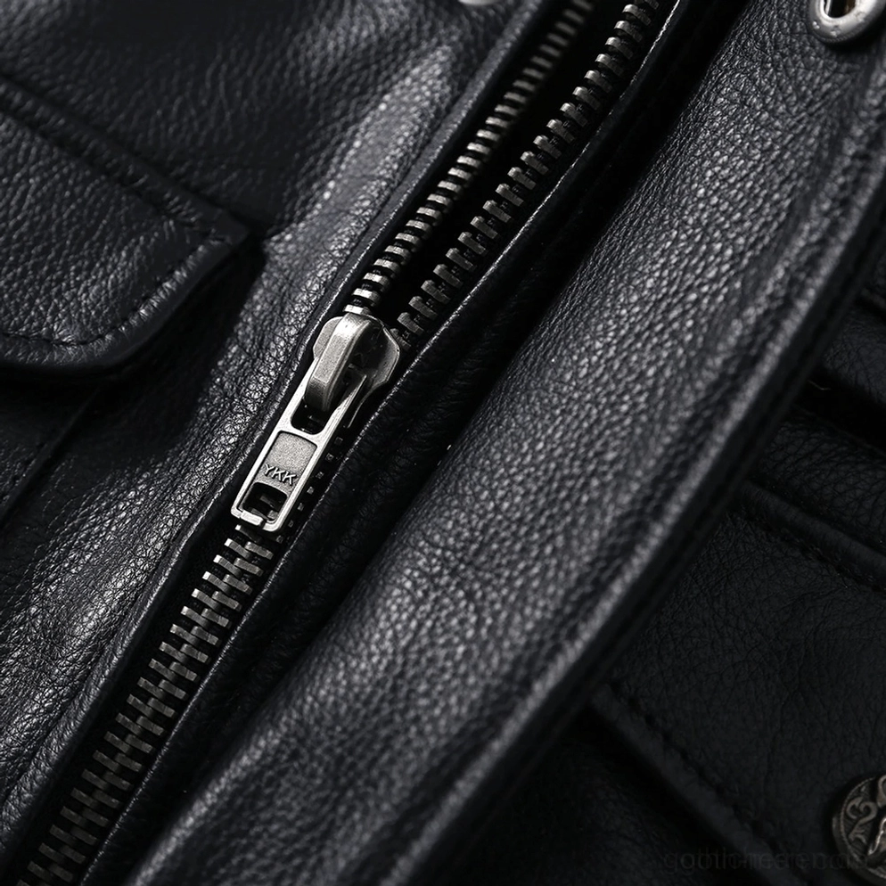 Vorderer Metalreißverschluss mit matter Hardware-Oberfläche an der schwarzen Pebble-Leder-Gothic-Jacke Nahaufnahme
