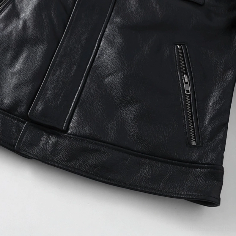 Seitentasche und verstellbarer Saum-Riemen an der schwarzen echten Leder-Motorrad-Jacke Herren-Detail