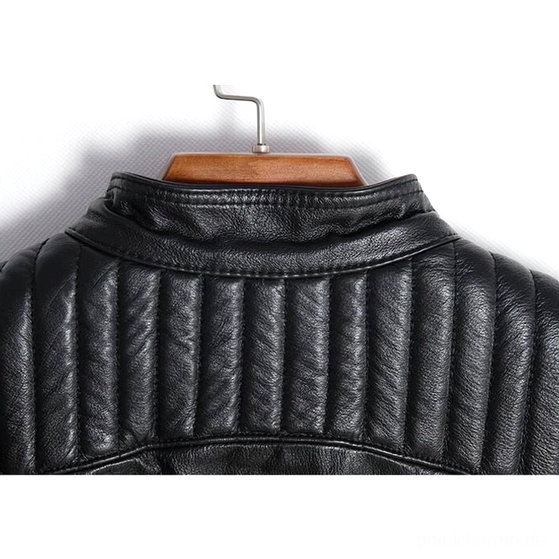 Nahaufnahme schwarze Ledermotorradjacke Gothic Rückseite mit vertikalem gesteppten Oberflächen-Stitching und Stehkragen