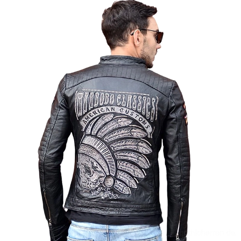 Rückansicht schwarze Lederjacke Gothic-Bikerjacke auf Modell mit Totenschädel-Stickerei und gesteppten Nähten