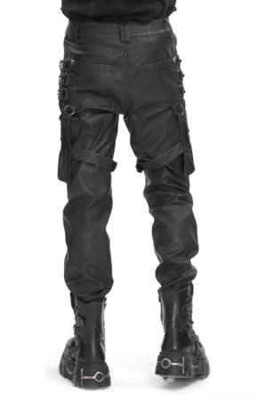 Schwarze Ledercargo-Pants Rückansicht auf männlichem Modell, Beinriemen, Taschen-Details und strategische Niet-Platzierung für industrielle Ästhetik
