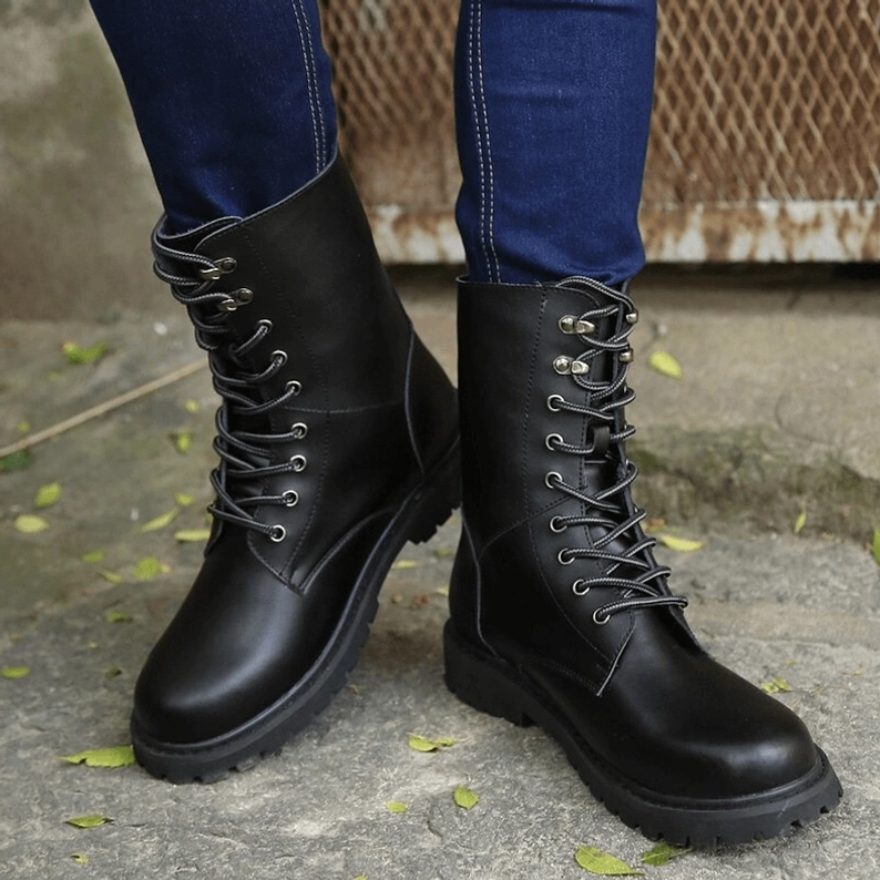 Schwarze Mid-Calf Combat Boots Detailansicht Lederstruktur, handgefertigte Split-Leder-Konstruktion und präzise Cross-Tie Schnürsystem im Nahbereich