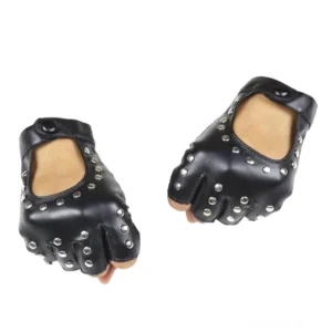 Schwarze Nieten-Fingerhandschuhe aus PU-Leder Flachlage mit Silbernieten und Handflächen-Cutout-Details für Gothic-Liebhaber