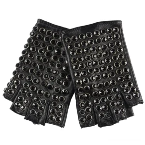 Schwarze Nieten-Fingerlose Lederhandschuhe mit runden Metallnieten, flache Produktansicht von vorne auf weißem Hintergrund, Gothic-Punk-Stil mit vollständiger Nieten-Verzierung