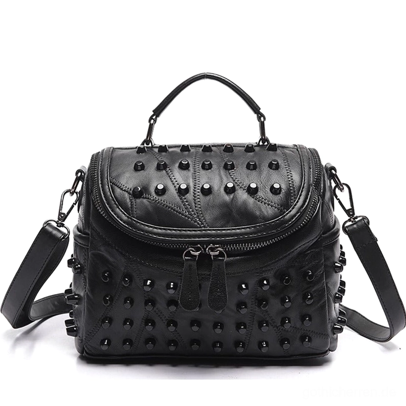 Schwarze Nieten-Leder Messenger Bag Vorderansicht flach, zeigt Doppelreißverschluss-Anordnung, Metallnieten-Layout und Griffschlaufe für Gothic Crossbody