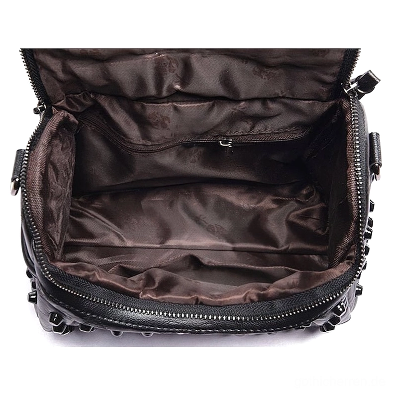 Schwarze Nieten-Messenger Bag Innenraum offen, zeigt dunkles Satinfutter, innere Reißverschlusstasche und Organisationsfächerung für Gothic Handtasche
