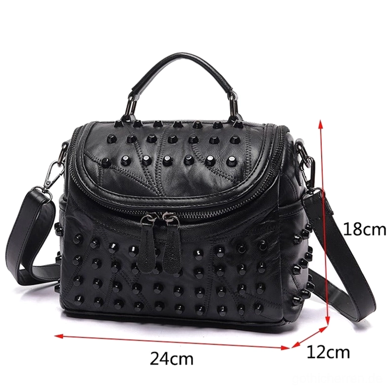 Schwarze Nieten Schafsleder Messenger Bag Vorderansicht mit Größenangaben und Dimensionsetiketten 24x18x12cm, zeigt Maßstab und Nietenmuster
