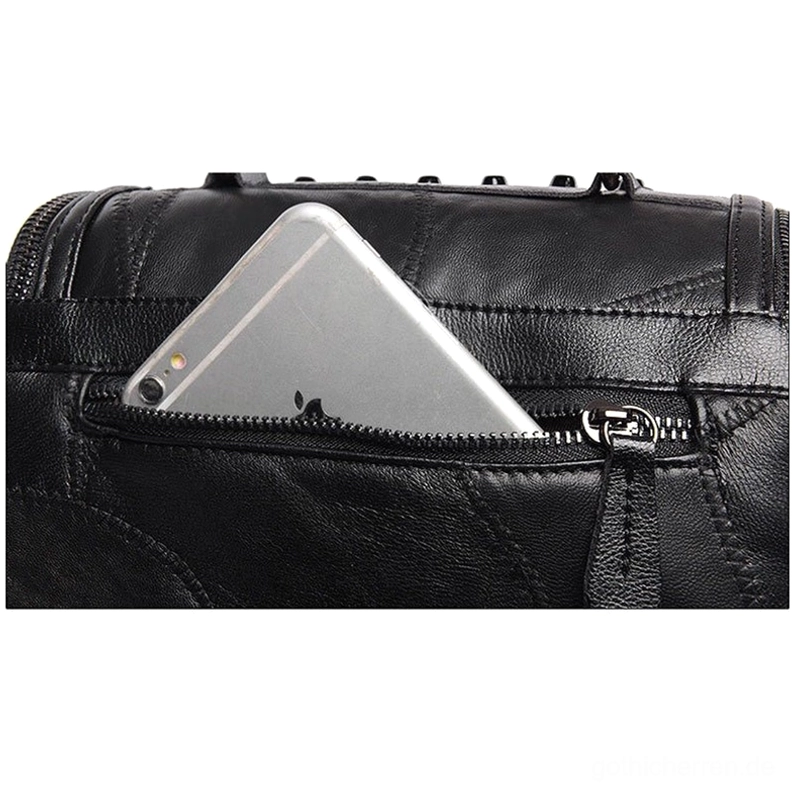 Schwarze Nieten-Leder Messenger Bag Lifestyle Styling-Shot, getragen als Crossbody, demonstriert Alternative Fashion Ästhetik und Gothic Subkultur Appeal