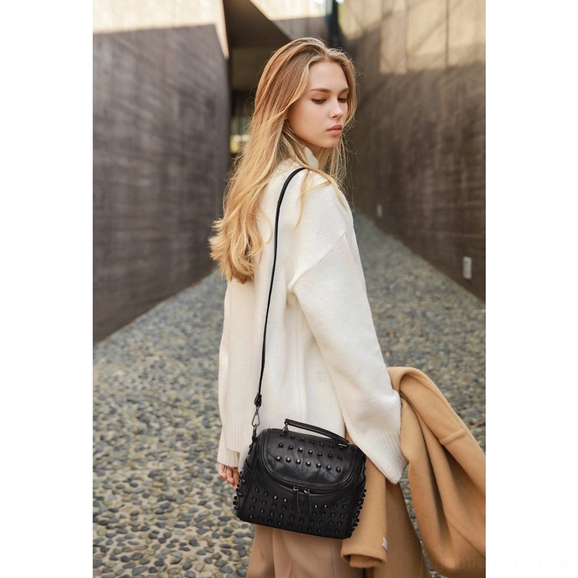 Premium schwarze Nieten-Schafsleder Messenger Bag vollständige Produktansicht, zeigt Handwerk, authentische Gothic Ästhetik und hochwertige Materialkonstruktion
