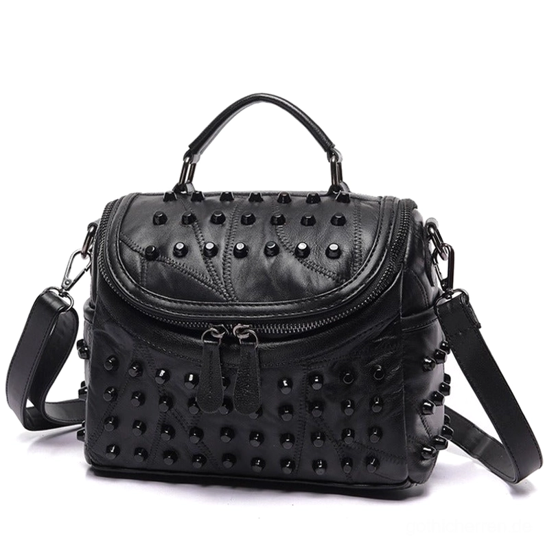 Schwarze Nieten-Schafsleder Messenger Bag Vorderansicht mit Schrägblick, zeigt Doppelreißverschlüsse, Metallnieten-Details und Gothic Crossbody Design