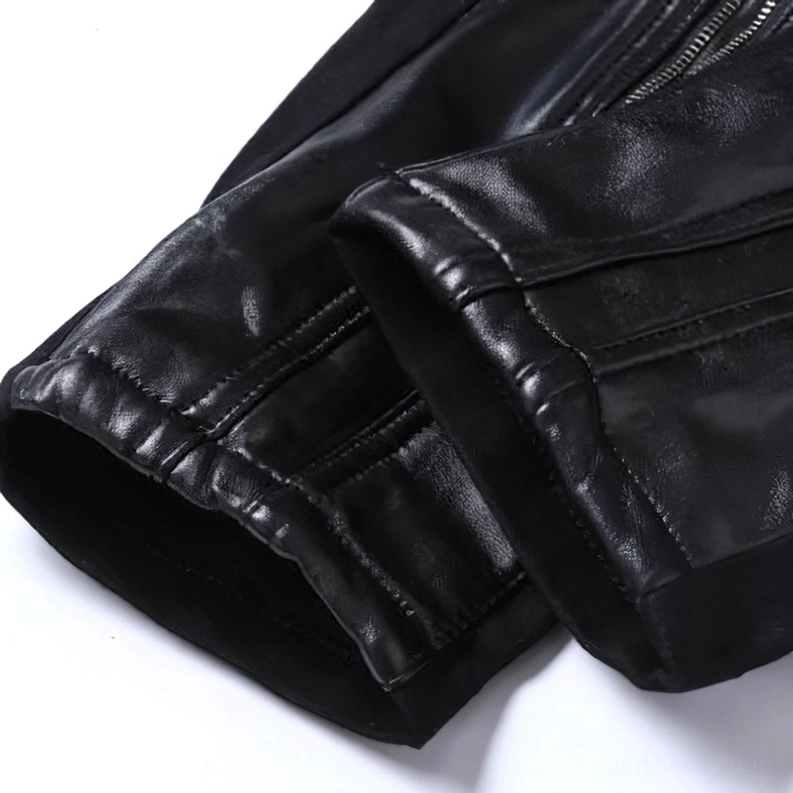 Dynamische Styling-Ansicht schwarzer Patchwork-Gothic-Biker-Hose – Slim-Fit-Herren-Trousers mit Kunstleder-Akzenten und Punk-Kantigkeit für Subkultur-Events und Alternative-Mode