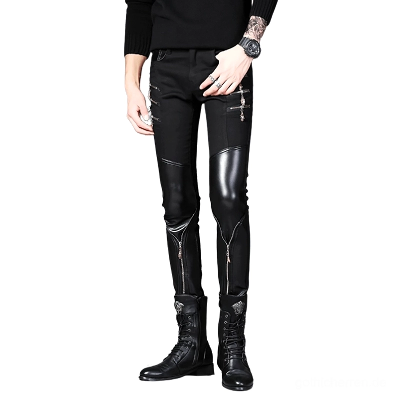 Front-Seiten-Winkel schwarzer Patchwork-Gothic-Biker-Trousers – Herren-Slim-Fit-Hose mit Kunstlederpaneelen und dekorativen Reißverschlüssen für Dark-Rebellion-Stil