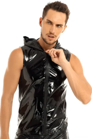 Schwarze Patent-Leder Gothic Kapuzen-Tank-Weste mit glänzendem Wet-Look-Finish, Frontansicht auf männlichem Model, durchgehender Metallreißverschluss, futuristische Cyberpunk-Ästhetik